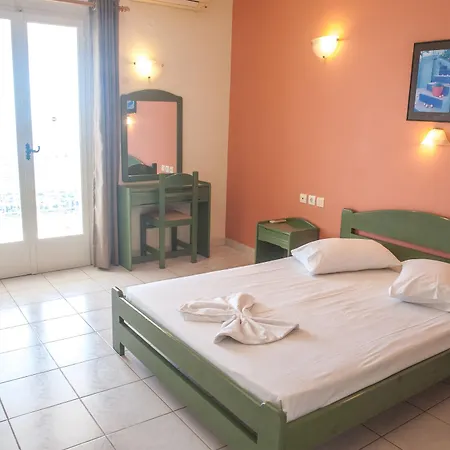 מלון דירות Mouikis Sun Village 3*