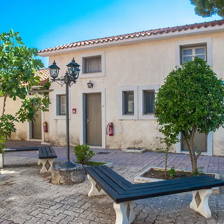 מלון דירות Mouikis Sun Village 3*